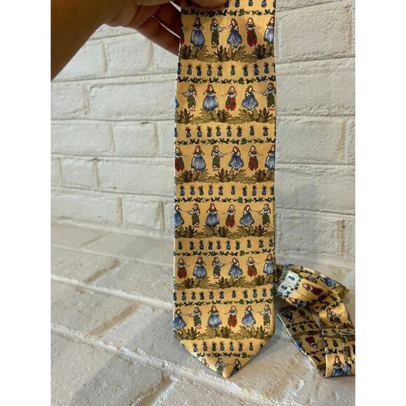 Chereskin HULA DANCE Pineapple SILK NECKTIE TIE NWT - Picture 1 of 4